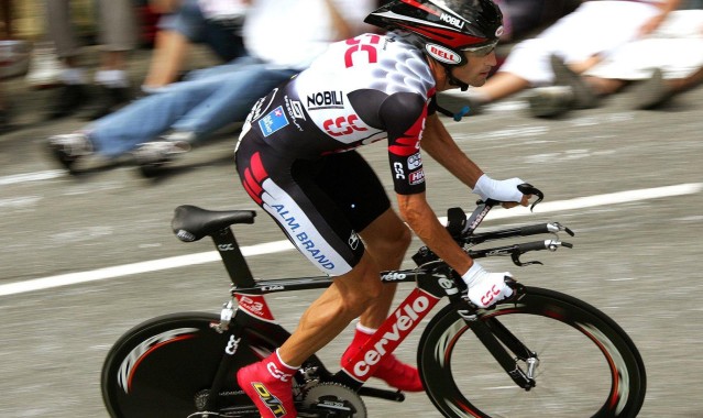 电子试玩|骑士队后场长传发球酿意外，施罗德拦截失平衡肘击场边观众