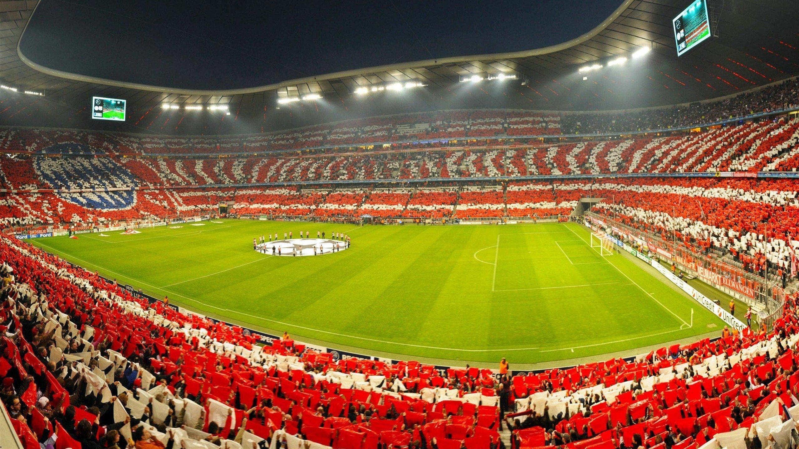 骑士队后场长传发球酿意外,施罗德拦截失平衡肘击场边观众