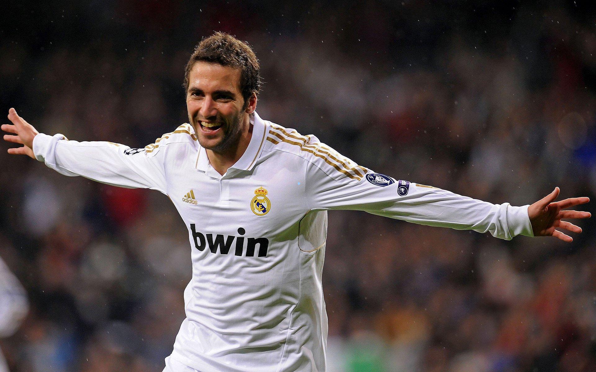 记者意外爆料山东泰山新外援，22岁高后卫贝克曼生涯55场3球2助引热议